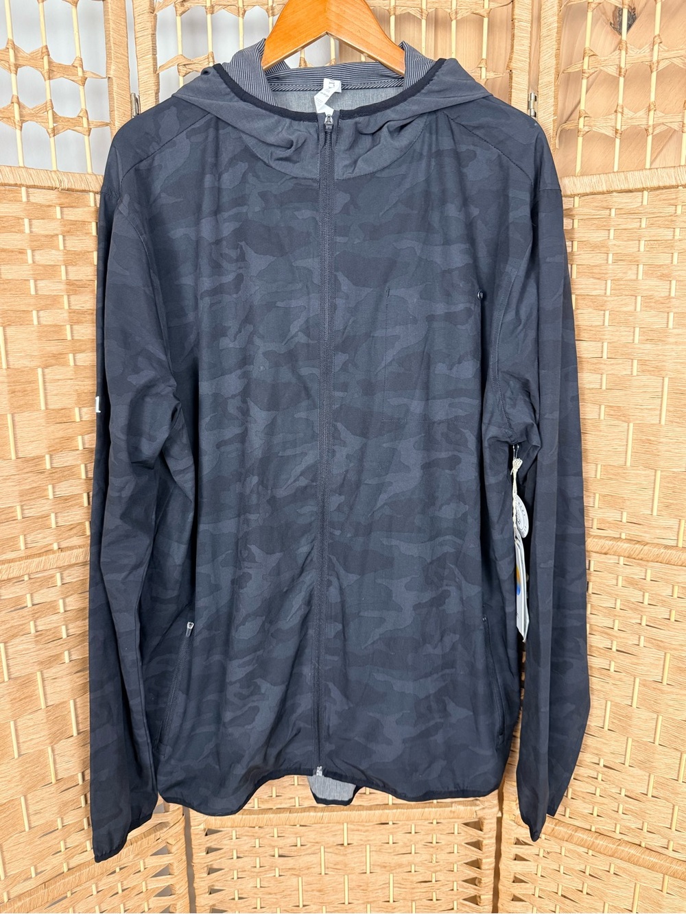 NWT Vuori Men’s Outdoor Trainer Shell in Black Camo Size XXL
